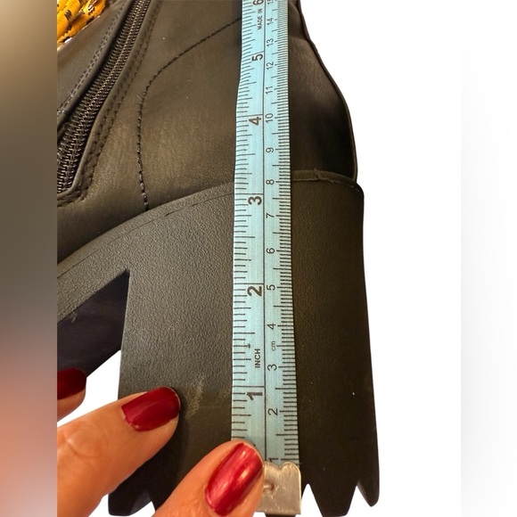 Ankle Boots black with Yellow Laces Sz 9, by se7en preppy clueless academia y2k - Picture 10 of 13